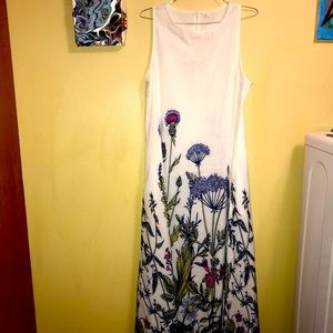 Beautiful summer dress with flower prints. Dress is size2x